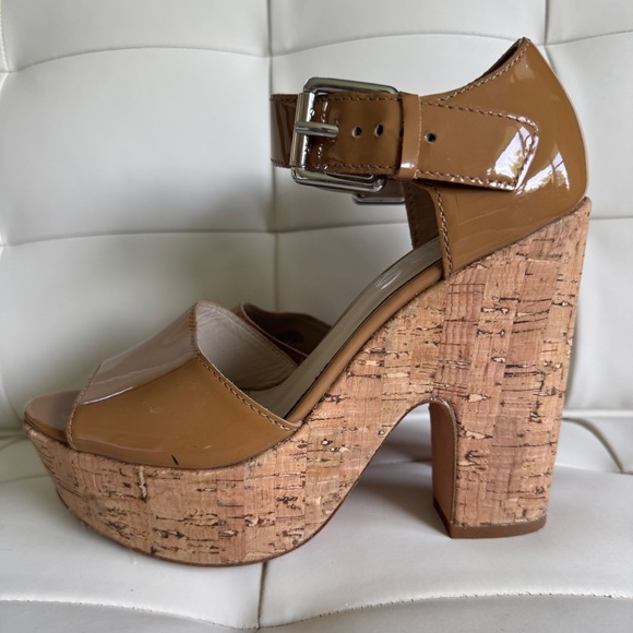 Kors Michael Kors Cork + Pattent Leather Platform Sandals. Tan. Size 7.5 - Picture 1 of 9